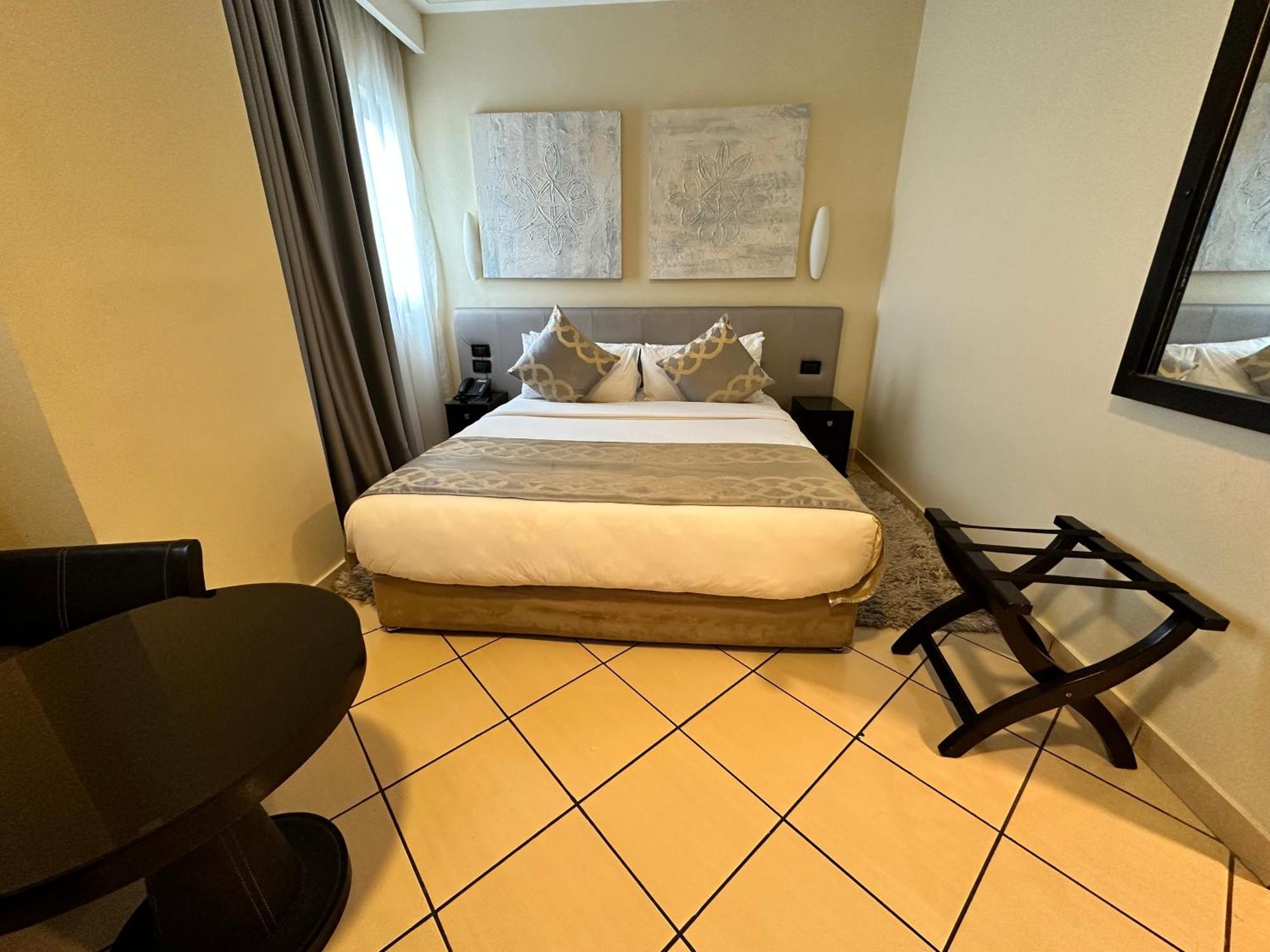 Oak Plaza Hotels East Airport Аккра Экстерьер фото
