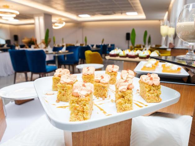 Oak Plaza Hotels East Airport Аккра Экстерьер фото